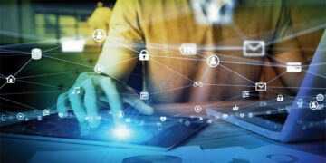 IT strokovnjak upravlja omrežno infrastrukturo podjetja – celostna IT podpora za podjetja